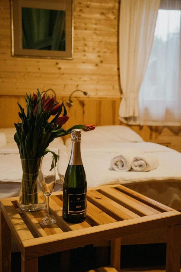Daglezjowy Dwor Hotel Осек Екстериор снимка